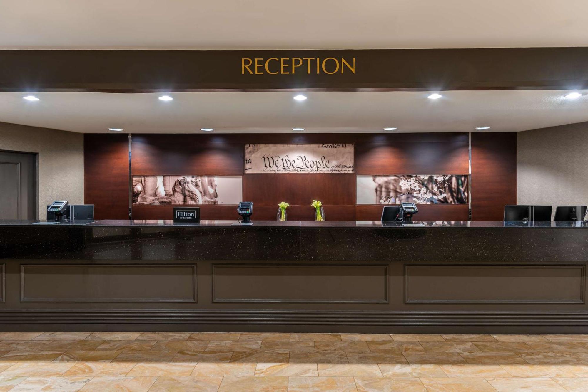 Hilton Alexandria Mark Center Buitenkant foto
